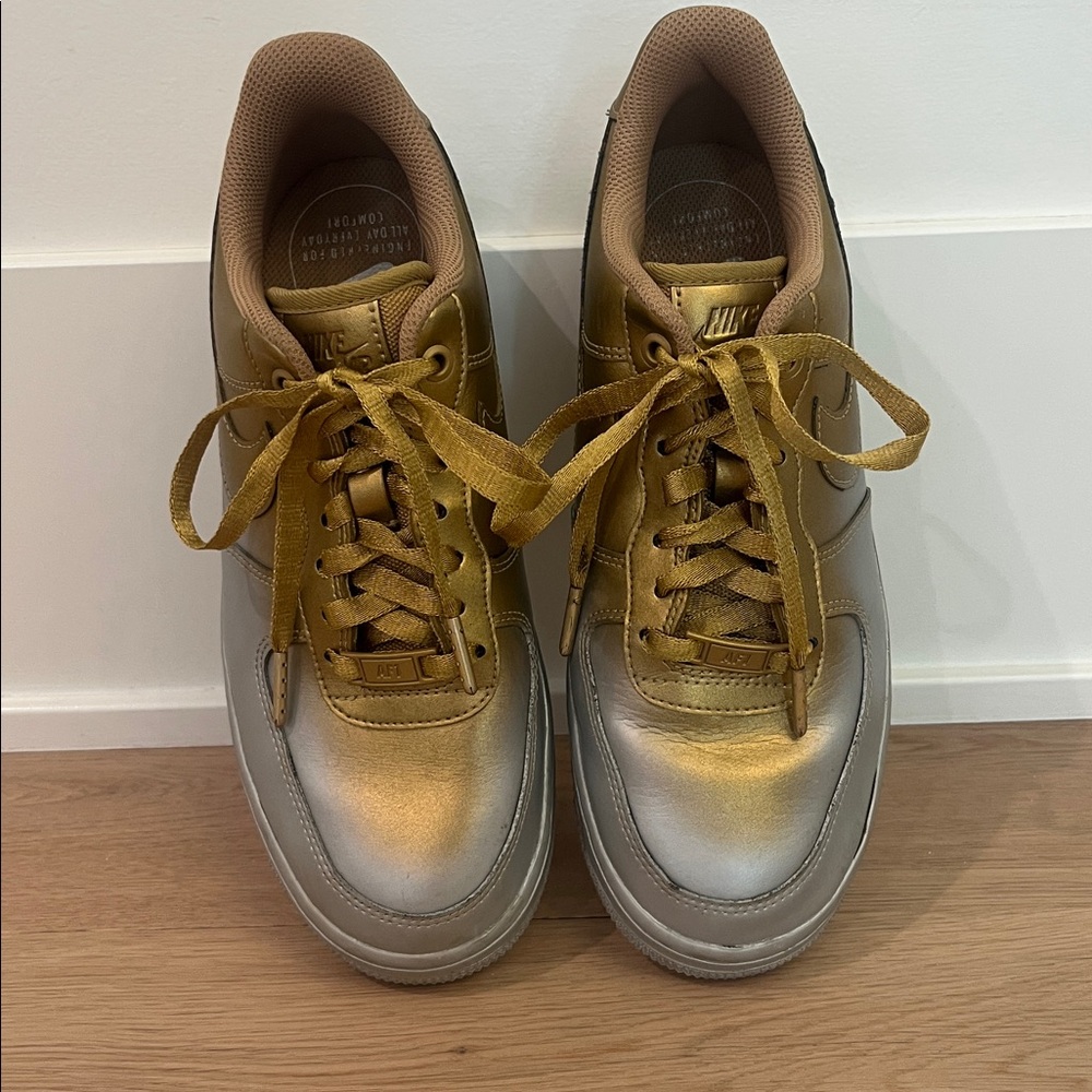 VERY RARE!! SIKVER AND GOLD NIKE AIR FORCE ONE. Size 7.5